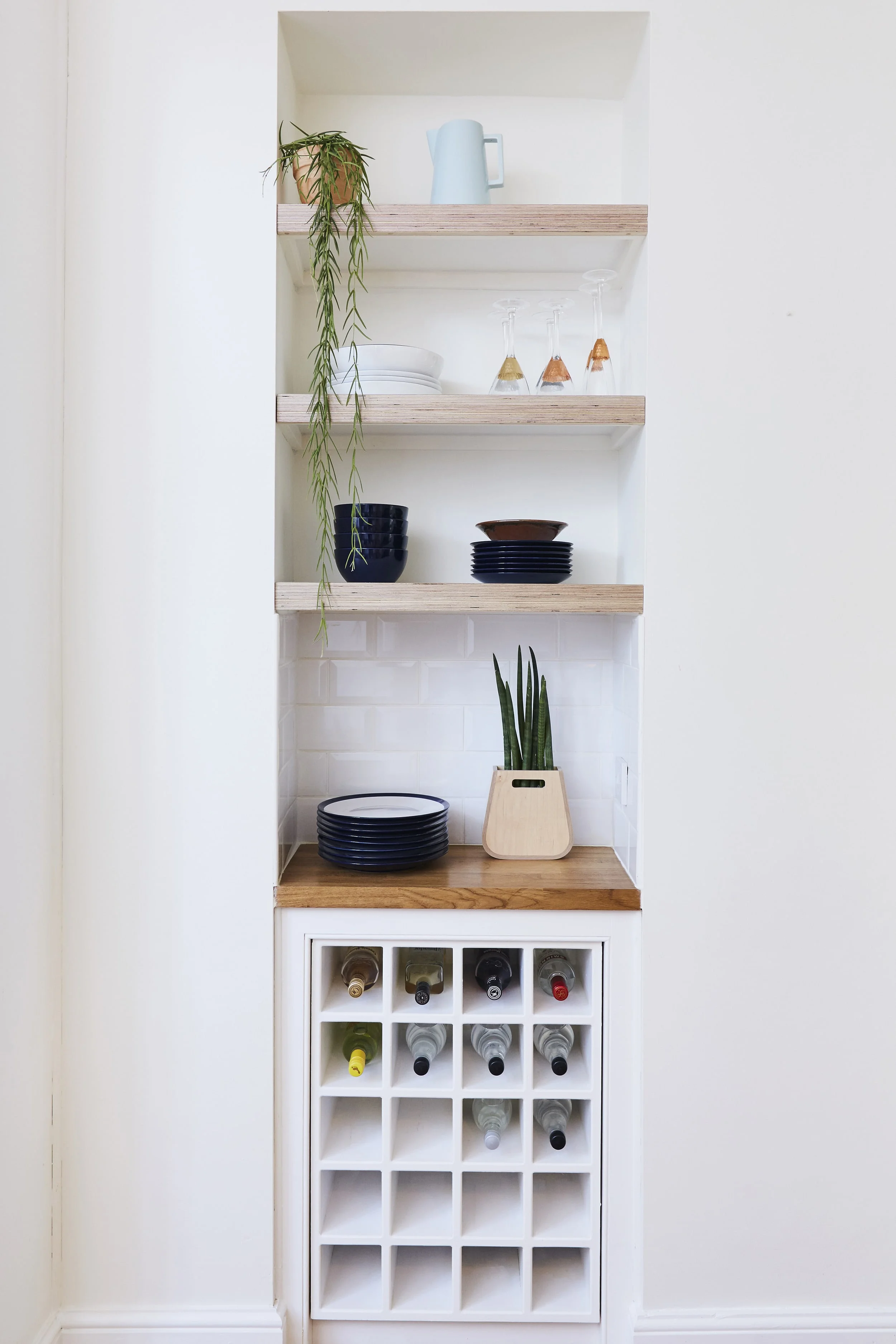 Ниша с деревянными полками